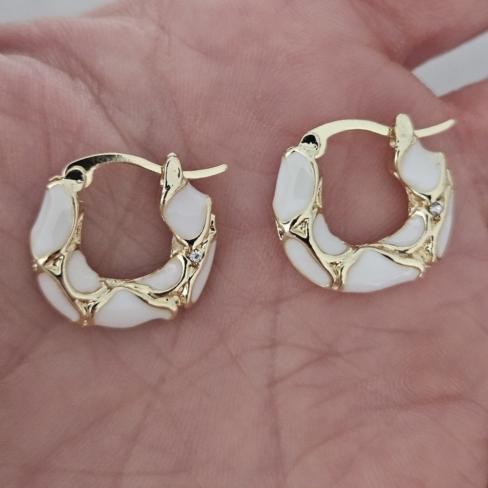 New Vintage Design Enamel & Metal Texture Small Hoop Earrings In White
